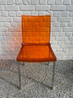 6 oranje stoelen (binnen), Ophalen