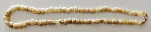 Collier d'agates à bande beiges taillées de 62 cm, NEUF, Handtassen en Accessoires, Kettingen, Zo goed als nieuw, Steen of Mineraal