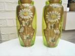 2 anciens vases en verre vert peint main, Antiquités & Art, Antiquités | Vases, Enlèvement