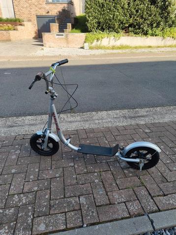 Step met dikke banden beschikbaar voor biedingen