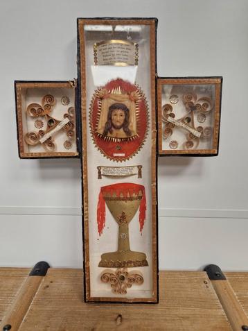Glazen relikwie kruis begin19e eind 18e eeuw