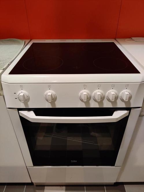Beko elektrisch fornuis met oven, Elektronische apparatuur, Fornuizen, Zo goed als nieuw, Tussenbouw, Keramisch, 4 kookzones, 90 tot 95 cm