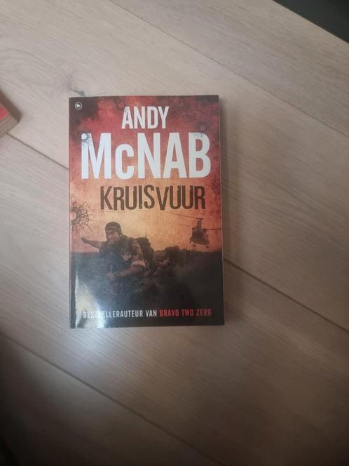 A. MacNab - Kruisvuur, Boeken, Thrillers, Zo goed als nieuw, Ophalen of Verzenden