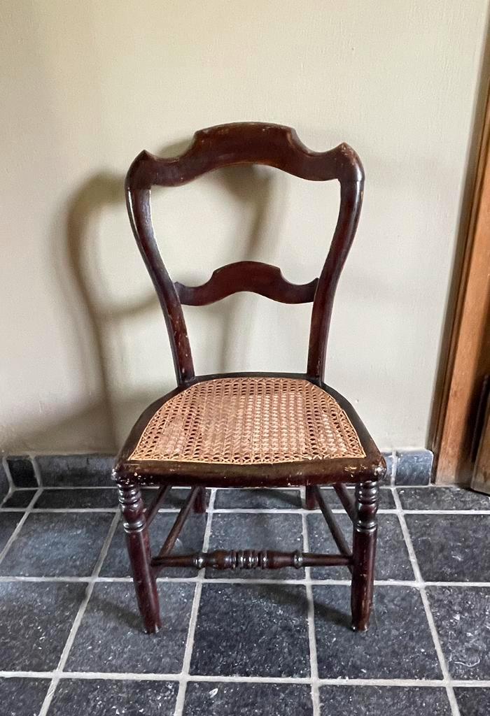 Antieke kleine/lage stoel, Antiek en Kunst, Antiek | Meubels | Stoelen en Sofa's, Ophalen