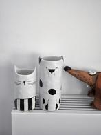 Deux vases Ikea Fatalig - chien et chat, Maison & Meubles, Enlèvement ou Envoi, Comme neuf, Blanc