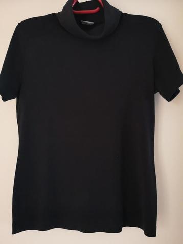 Zwart T-shirt met col beschikbaar voor biedingen