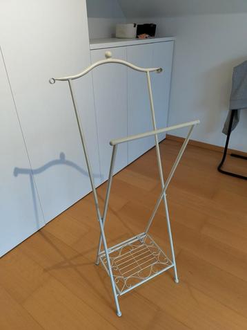 Kledingrekje beschikbaar voor biedingen