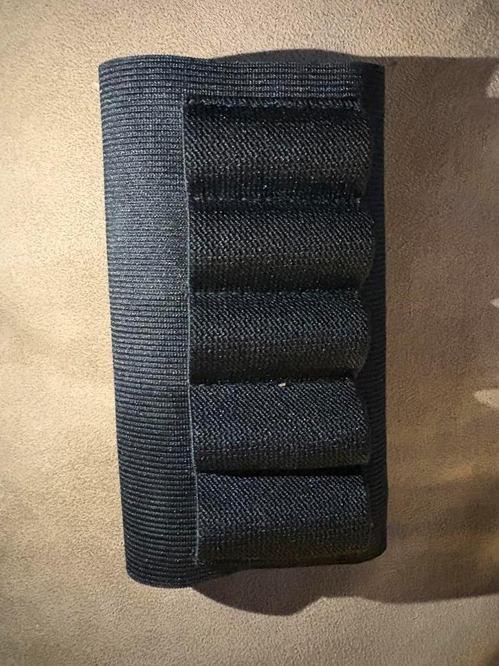 Cartouchière crosse fusil calibre 12 néoprène – 5 coups, Sports & Fitness, Accessoires de sport de tir, Comme neuf, Envoi