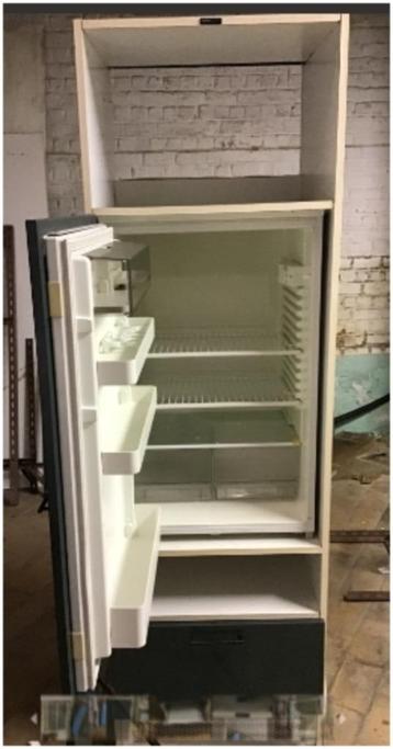 Nieuwe inbouwfrigo  in kolomkast met Nolte kuchen deuren NOS