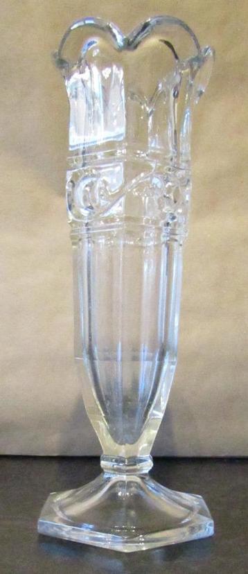Vazen in glas beschikbaar voor biedingen