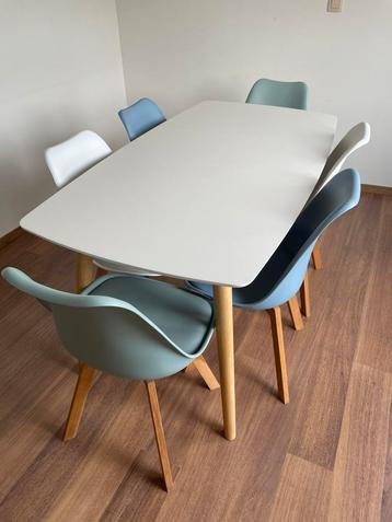 Set tafel + 6 stoelen + kastje beschikbaar voor biedingen
