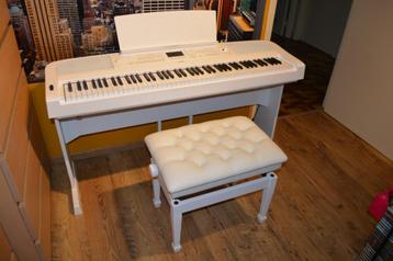 Piano Yamaha DGX 670 complet comme neuf beschikbaar voor biedingen