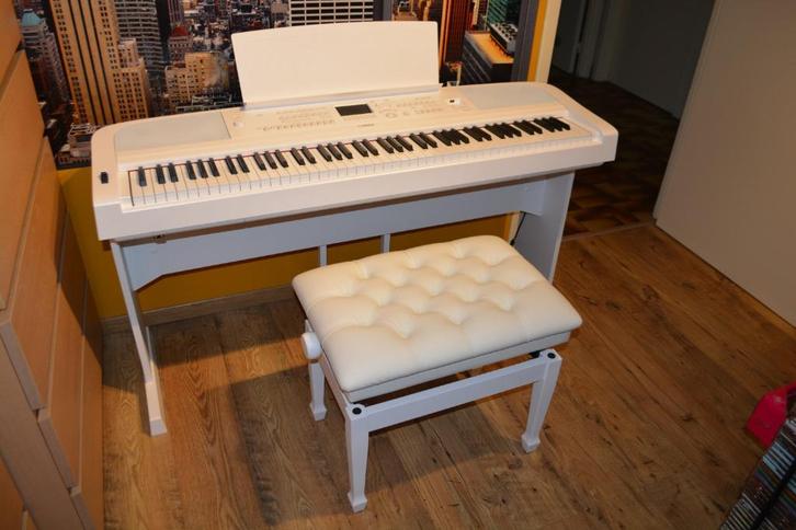 Piano Yamaha DGX 670 complet comme neuf, Muziek en Instrumenten, Piano's, Zo goed als nieuw, Piano, Wit, Digitaal, Ophalen
