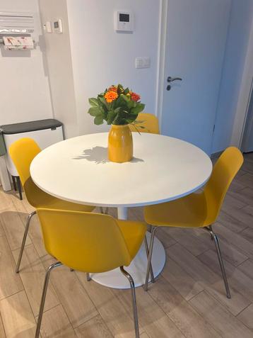 IKEA ronde tafel + 4 stoelen — Uitstekende staat  beschikbaar voor biedingen