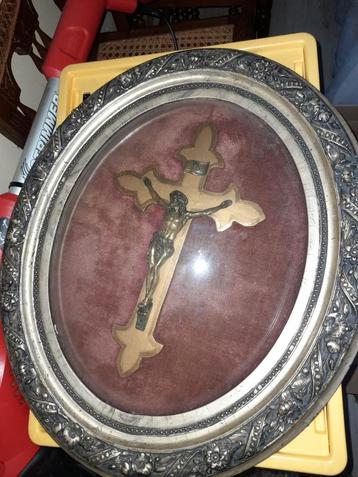 Groot kruis in ovaal glas 45 op 55 cm, Enlèvement