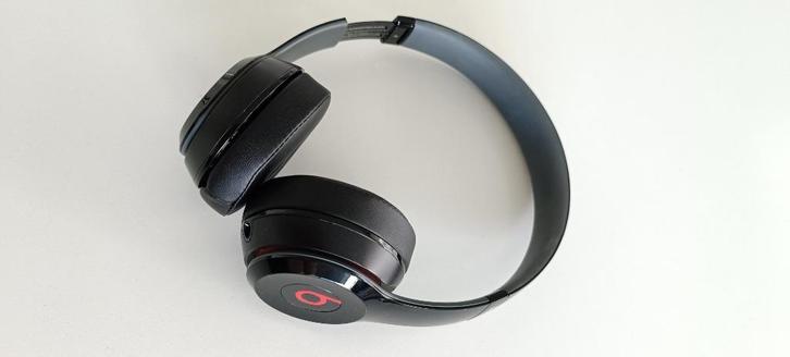 Beats solo 2 bedraad + tas (nieuwstaat), Audio, Tv en Foto, Hoofdtelefoons, Zo goed als nieuw, Beats, Ophalen of Verzenden