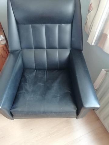 Fauteuil en skai noir. beschikbaar voor biedingen