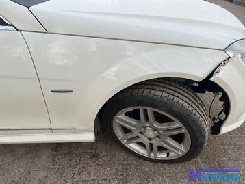 MERCEDES C KLASSE W204 WIT 650 rechts voorscherm 2007-2011 beschikbaar voor biedingen