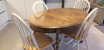 Ovale eettafel beschikbaar voor biedingen