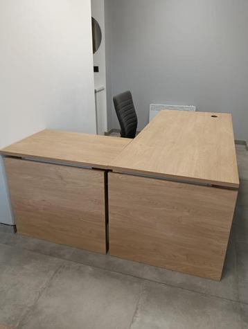 Groot hoek-Bureau met bureaustoel en ladenkastje  beschikbaar voor biedingen