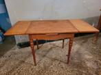 Kleine tafel met ingebouwde verlengstukken