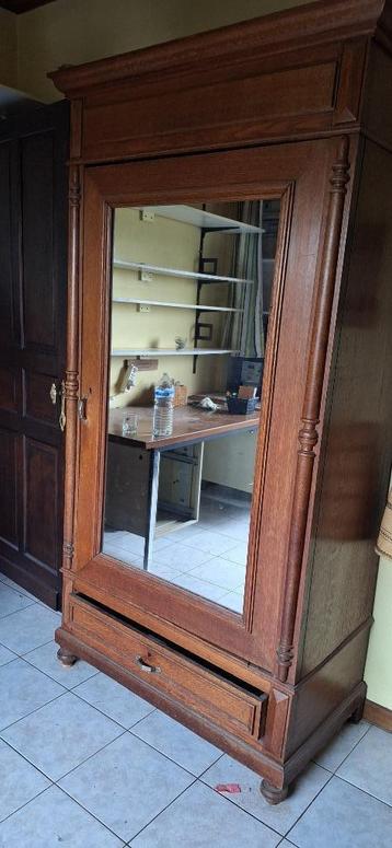 Volle houten halkast beschikbaar voor biedingen