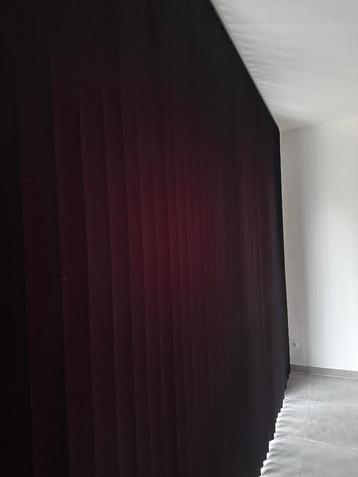 Zwarte lamellen beschikbaar voor biedingen