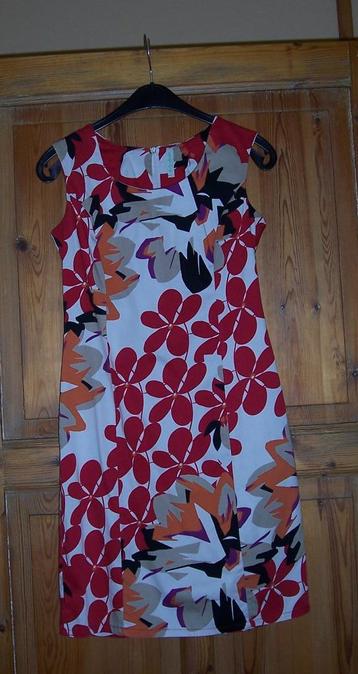Zomerjurkje met bloemen beschikbaar voor biedingen
