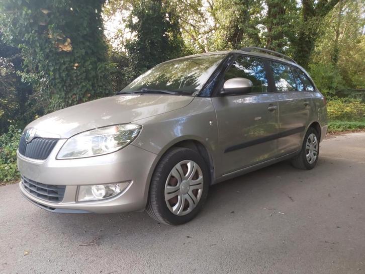 Très belle Skoda Fabia break 1.6 tdi Euro 5 d'année 2012, Auto's, Skoda, Particulier, Fabia, ABS, Airbags, Airconditioning, Bochtverlichting