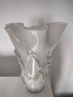 Gewaaierde glazen vaas, Wit, Ophalen of Verzenden, Minder dan 50 cm, Glas