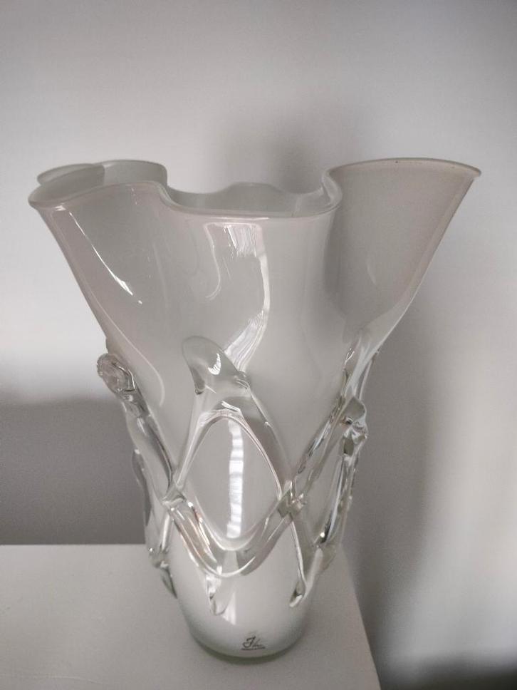 Gewaaierde glazen vaas, Huis en Inrichting, Woonaccessoires | Vazen, Zo goed als nieuw, Wit, Minder dan 50 cm, Glas, Ophalen of Verzenden