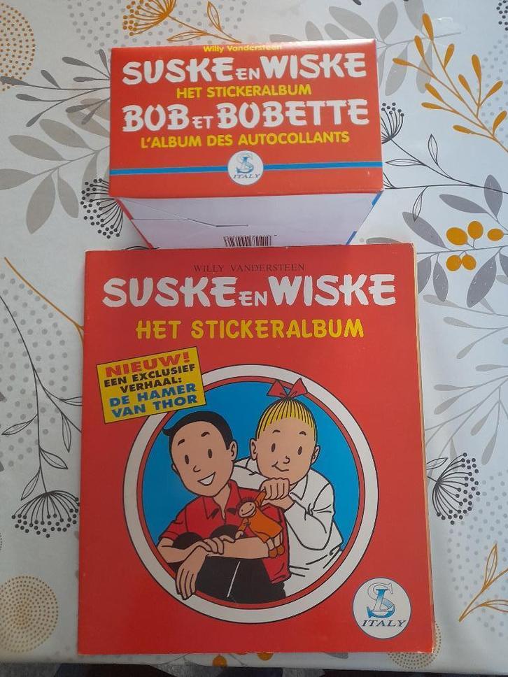Suske en Wiske Stickerboek met doos waarin 600 prentjes, Boeken, Stripverhalen, Nieuw, Ophalen of Verzenden