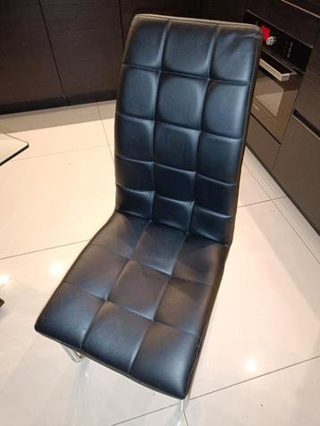 4 stoelen in kunstleder  beschikbaar voor biedingen
