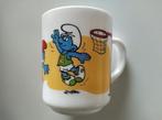 Vintage Mok / Koffietas - De Smurfen - Basketbal - Arcopal, Verschillende Smurfen, Gebruikt, Ophalen of Verzenden, Gebruiksvoorwerp