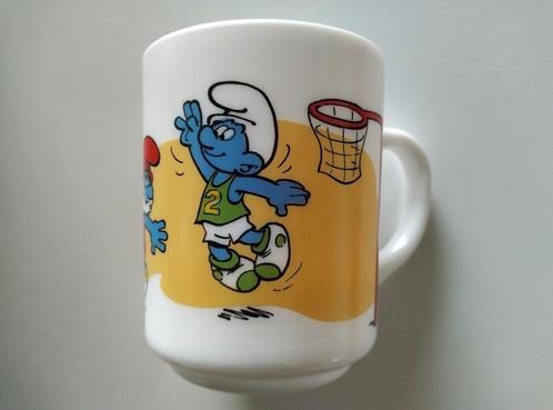 Vintage Mok / Koffietas - De Smurfen - Basketbal - Arcopal, Verzamelen, Smurfen, Gebruikt, Gebruiksvoorwerp, Verschillende Smurfen