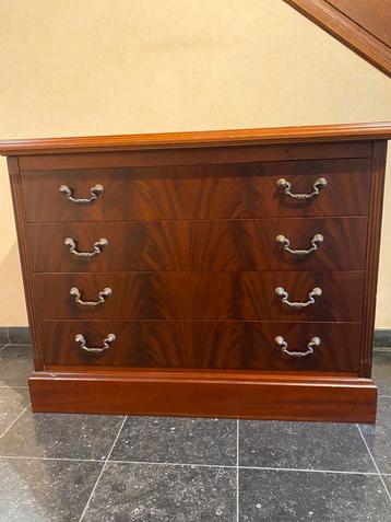 Praktische vintage ladenkast met 4 lades beschikbaar voor biedingen