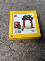 Lego 6351965 Rickshaw and paifang gateway
Zeldzaam

35 euro, Kinderen en Baby's, Speelgoed | Duplo en Lego, Ophalen of Verzenden