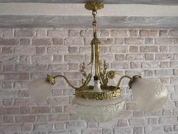 Zeer mooie hanglamp in koper met prachtig opalineglas beschikbaar voor biedingen