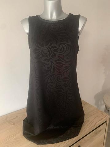 Zwart jurkje beschikbaar voor biedingen