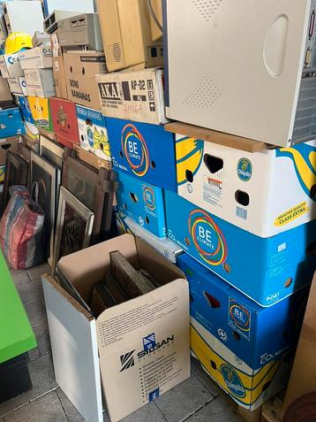 Dozen voor rommelmarkt beschikbaar voor biedingen