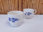 Tasses à café vintage 1970 blanches avec déco florale bleue, Enlèvement ou Envoi, Céramique, Utilisé, Autres styles