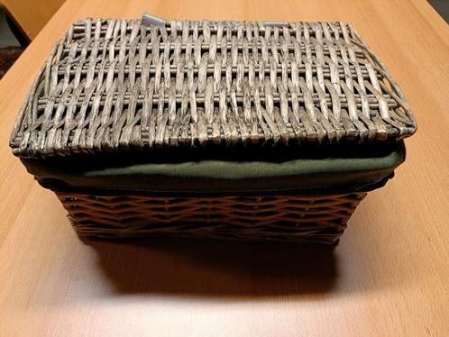 Mooie decoratieve rechthoekige mand met deksel, Huis en Inrichting, Woonaccessoires | Schalen en Manden, Mand, Ophalen of Verzenden