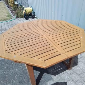 8 hoekige tuintafel beschikbaar voor biedingen