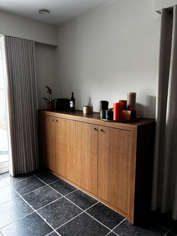 Stijlvol houten dressoir / kast in uitstekende staat beschikbaar voor biedingen