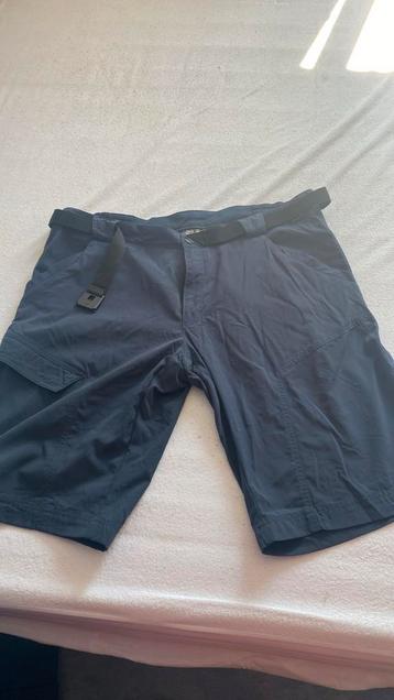 Donkerblauwe short jack wolfskin beschikbaar voor biedingen