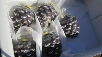 5 Grote nieuwe glazen dennenappels beschikbaar voor biedingen