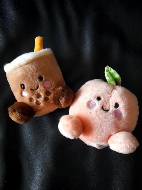 🧸 Peluche Bubble Tea & Pêche – Le combo parfait de douceur, Kinderen en Baby's, Speelgoed | Knuffels en Pluche, Zo goed als nieuw