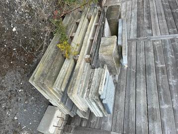 lot betonnen platen en natuurstenen stukken beschikbaar voor biedingen