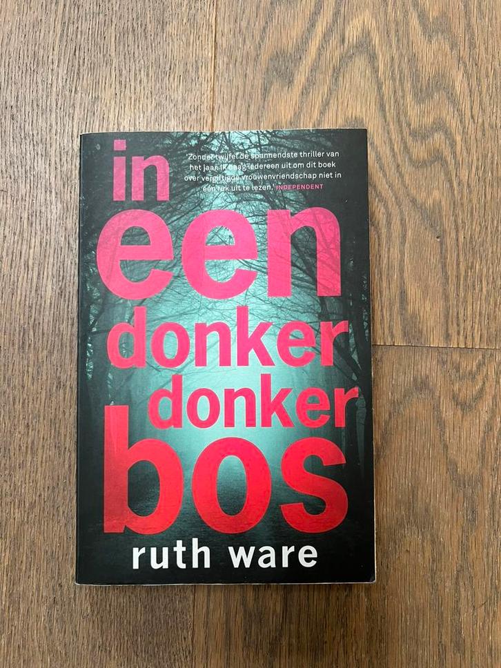 In een donker, donker bos (Veldboeket special 2018), Boeken, Thrillers, Gelezen, Ophalen of Verzenden