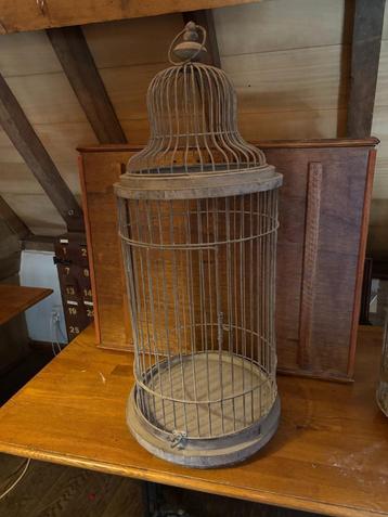 Vintage vogelkooi hoog beschikbaar voor biedingen